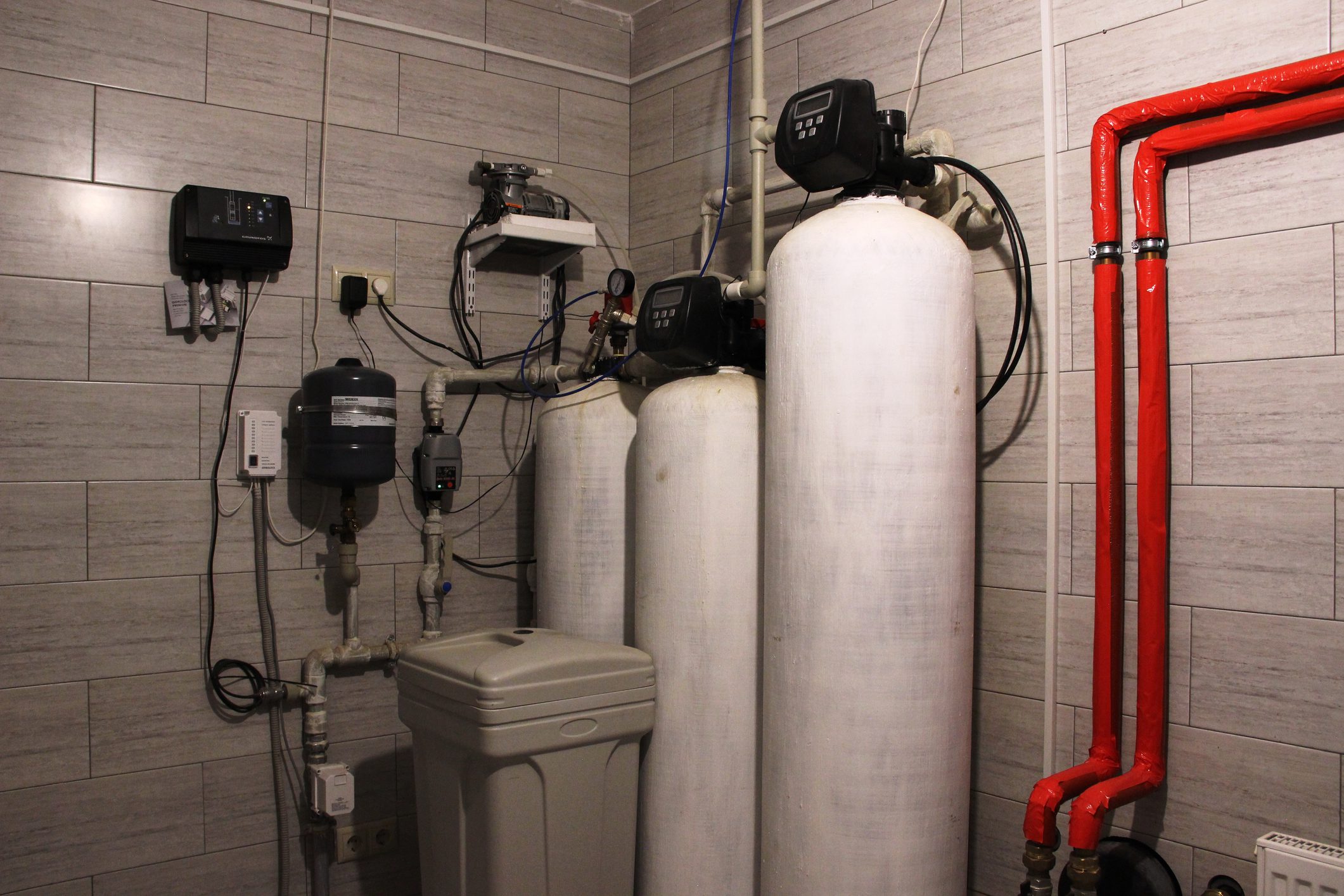 Water filtration system with tanks and pipes.